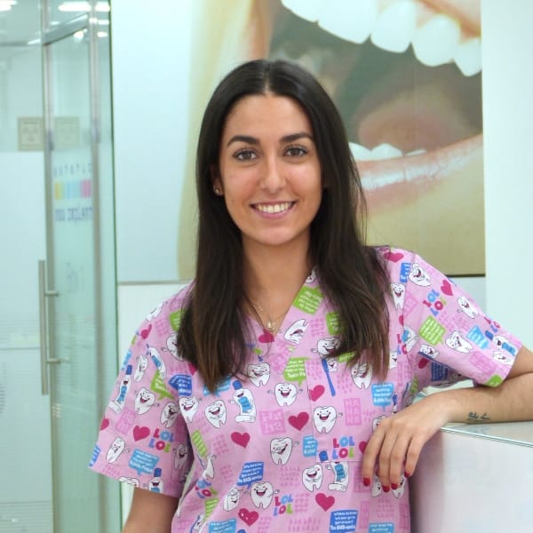 Equipo de profesionales de Estetic Nou Implant brindando servicios dentales en Badalona.​