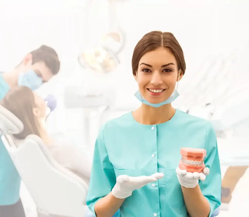 Dentista en Badalona realizando un tratamiento dental con tecnología avanzada.